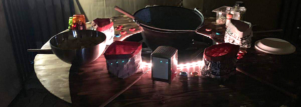 Beleuchtete Fonduebar am Abend
