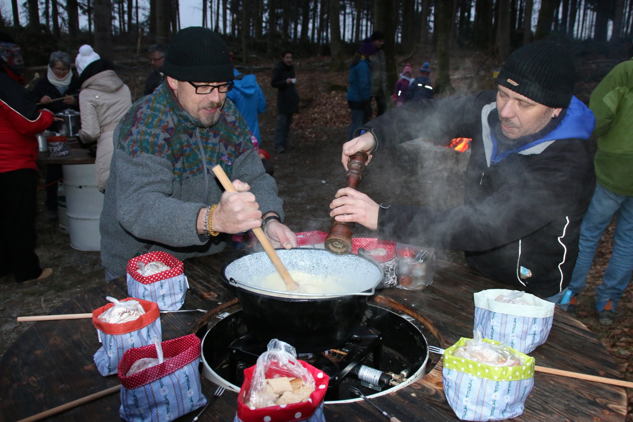 Fonduebar bei einem Anlass im Wald